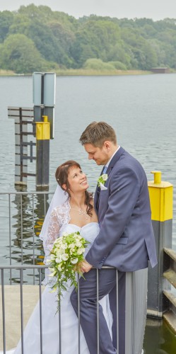 713638513 in Romantische Hochzeit am See